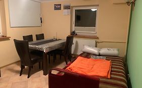 Kwatera przed remontem BEZ zlewu w części kuchennej łazienka PRZED REMONTEM
